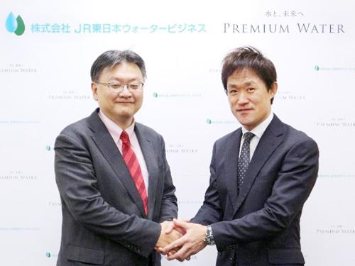 プレミアムウォーターの金本彰彦社長（右）とＪＲ東日本ウォータービジネスの竹内健治社長